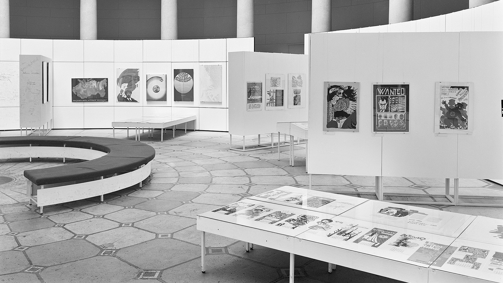 A black and white photograph of the exhibition INTERGRAFIK 73, which took place at Altes Museum in Berlin in 1973.
